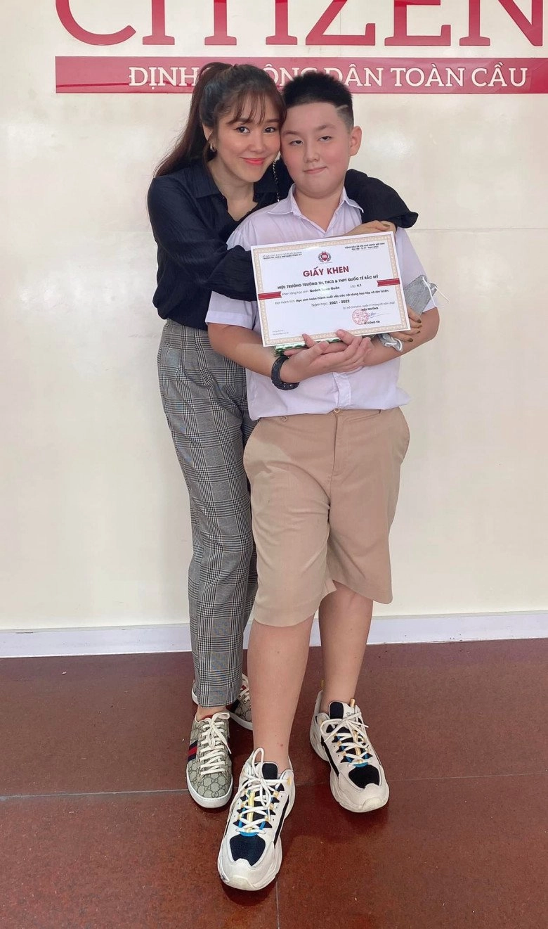 Con trai lê phương nhận giấy khen xuất sắc ở trường ba dượng hộ tống và chụp ảnh kỉ niệm - 2