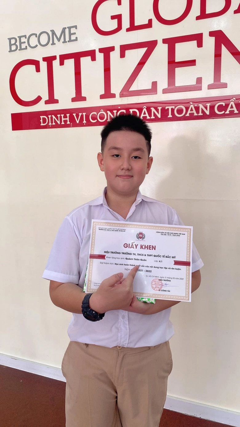 Con trai lê phương nhận giấy khen xuất sắc ở trường ba dượng hộ tống và chụp ảnh kỉ niệm - 3