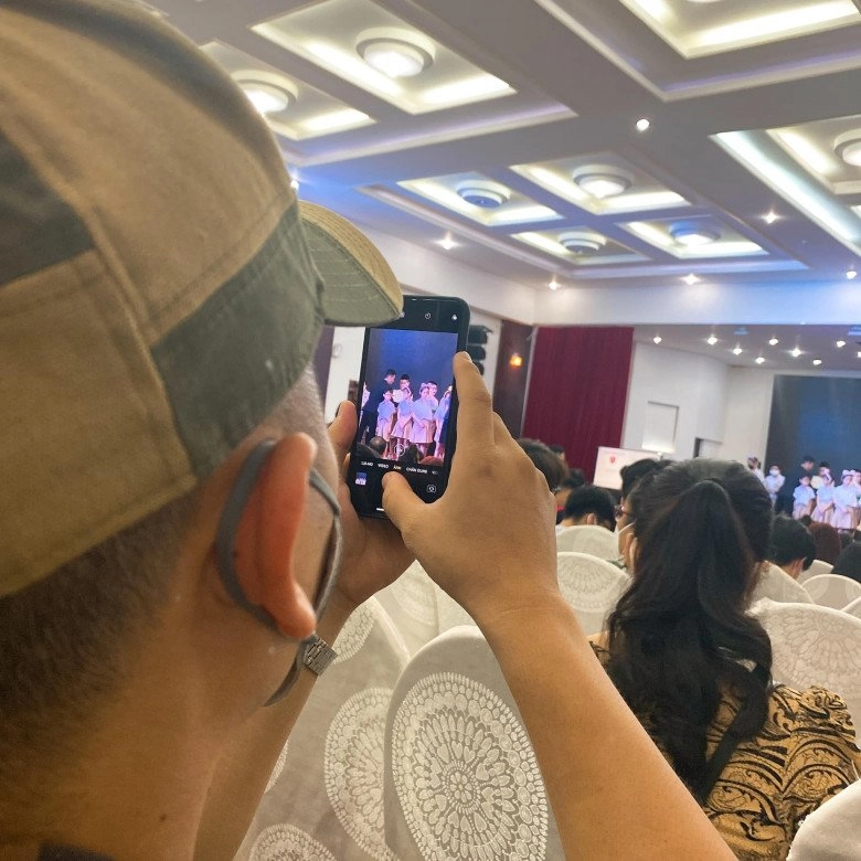Con trai lê phương nhận giấy khen xuất sắc ở trường ba dượng hộ tống và chụp ảnh kỉ niệm - 4