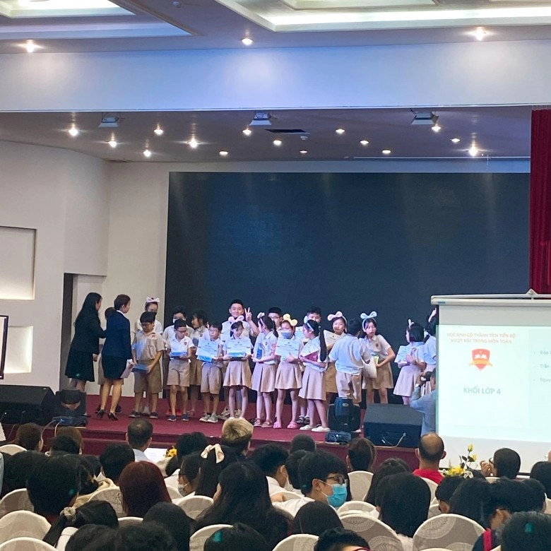 Con trai lê phương nhận giấy khen xuất sắc ở trường ba dượng hộ tống và chụp ảnh kỉ niệm - 5