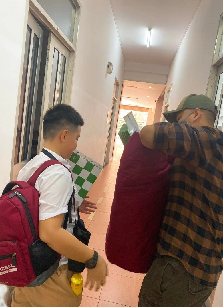 Con trai lê phương nhận giấy khen xuất sắc ở trường ba dượng hộ tống và chụp ảnh kỉ niệm - 6