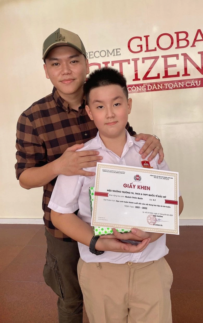 Con trai lê phương nhận giấy khen xuất sắc ở trường ba dượng hộ tống và chụp ảnh kỉ niệm - 7