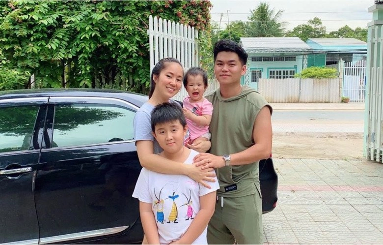 Con trai lê phương nhận giấy khen xuất sắc ở trường ba dượng hộ tống và chụp ảnh kỉ niệm - 9