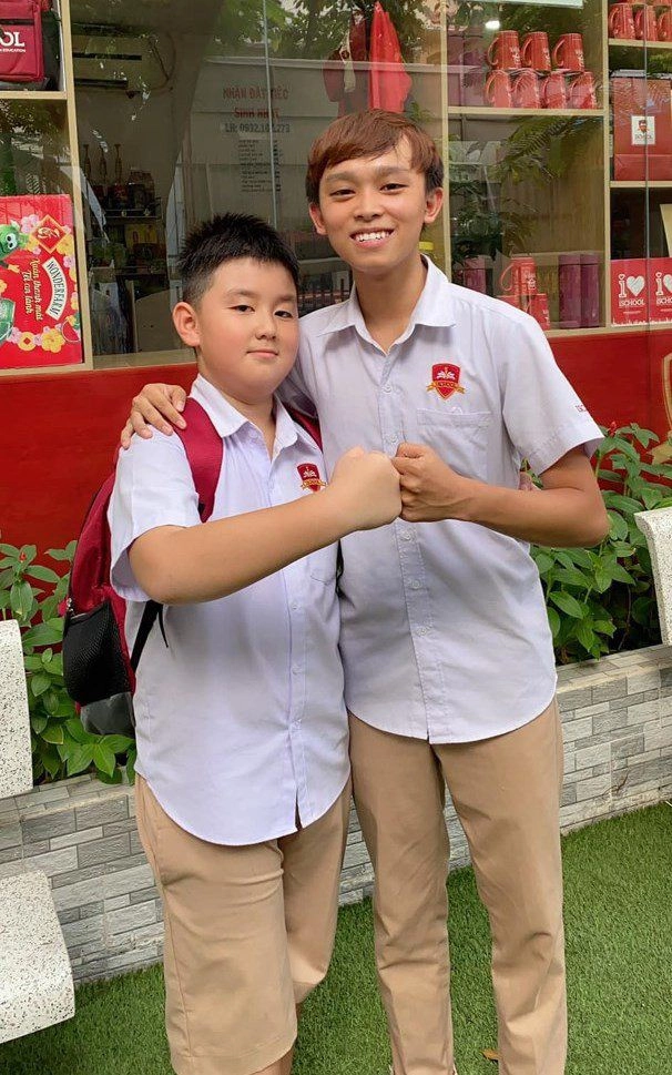 Con trai lê phương nhận giấy khen xuất sắc ở trường ba dượng hộ tống và chụp ảnh kỉ niệm - 12