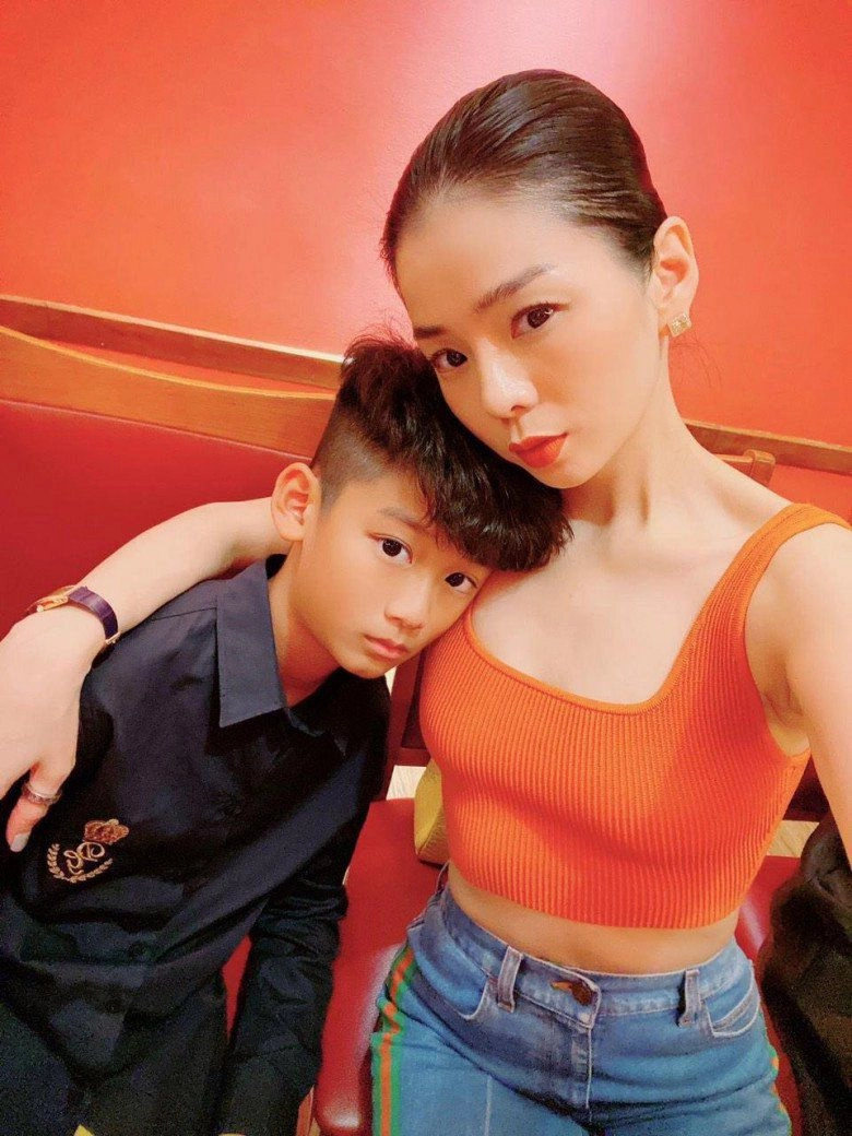 Con trai lê quyên gây chú ý với diện mạo khác lạ để tóc xoăn dài - 6