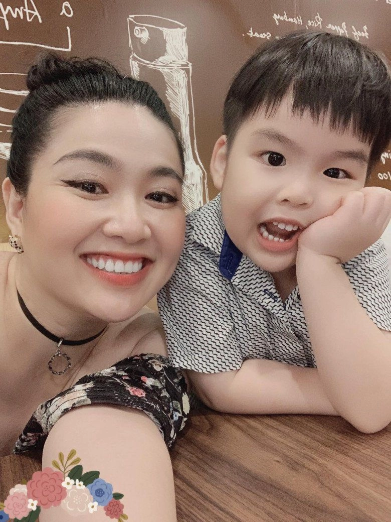 Con trai lê quyên gây chú ý với diện mạo khác lạ để tóc xoăn dài - 8