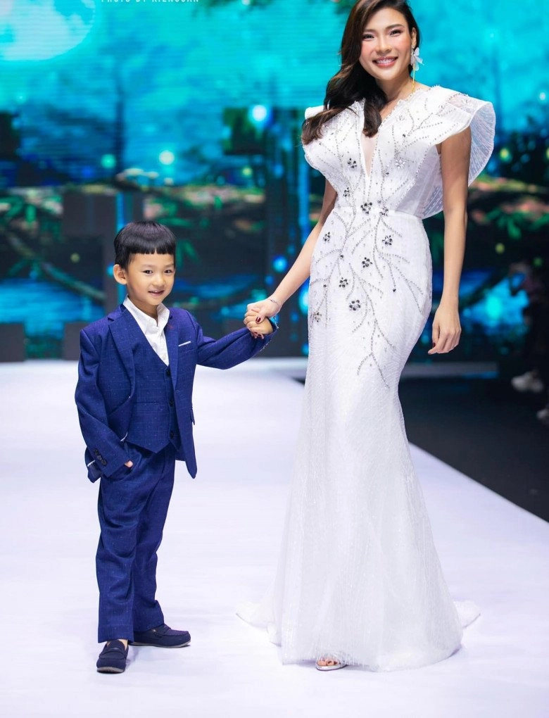 Con trai lương thế thành thúy diễm được bố mẹ cho ra nước ngoài nghỉ hè hưởng cuộc sống sang - 13