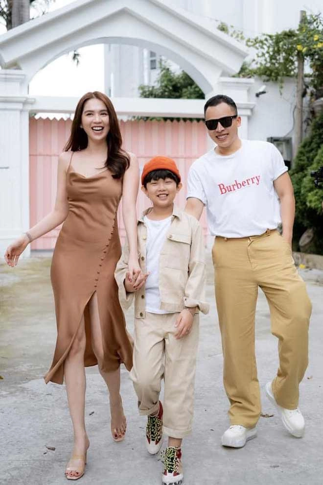 Con trai nuôi ngọc trinh-vũ khắc tiệp ăn diện như soái ca nhí mặc áo quần đắt đỏ kín người - 5