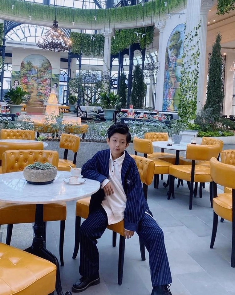 Con trai nuôi ngọc trinh-vũ khắc tiệp ăn diện như soái ca nhí mặc áo quần đắt đỏ kín người - 13