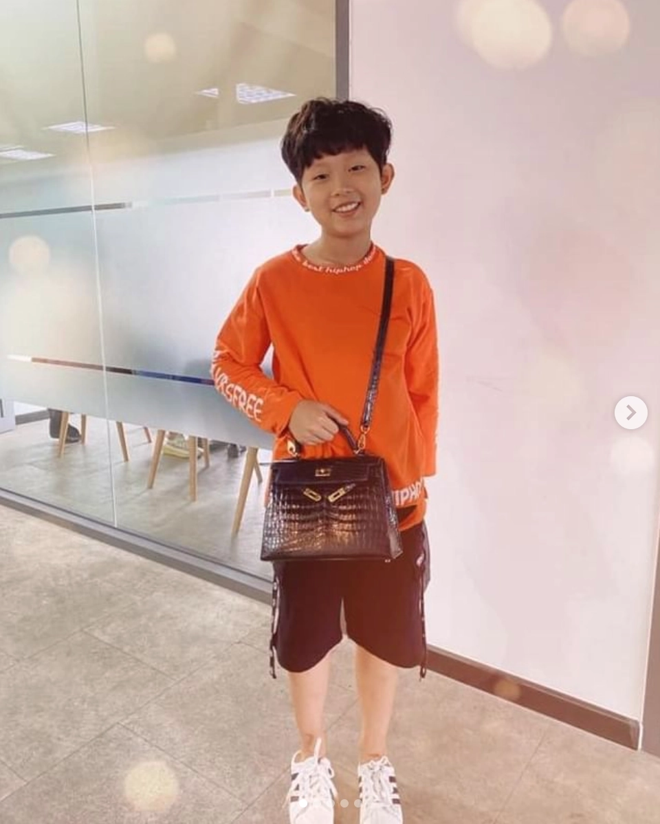Con trai nuôi ngọc trinh-vũ khắc tiệp ăn diện như soái ca nhí mặc áo quần đắt đỏ kín người - 14