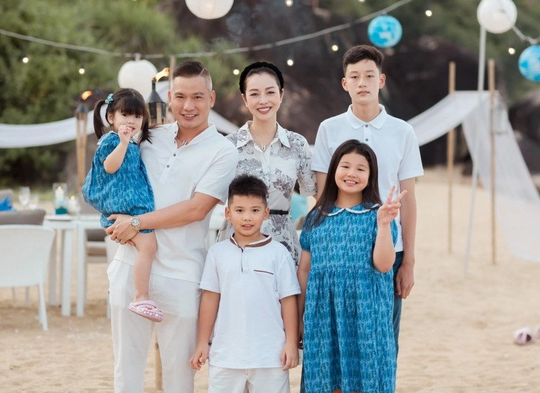 Con trai quang dũng jennifer phạm vui đùa hết cỡ cực thân thiết với em gái cùng mẹ khác cha - 1