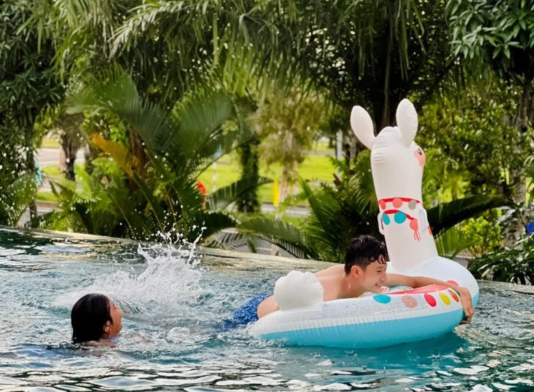 Con trai quang dũng jennifer phạm vui đùa hết cỡ cực thân thiết với em gái cùng mẹ khác cha - 4