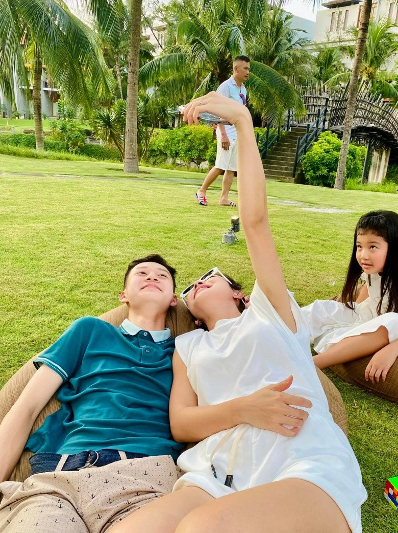 Con trai quang dũng jennifer phạm vui đùa hết cỡ cực thân thiết với em gái cùng mẹ khác cha - 5
