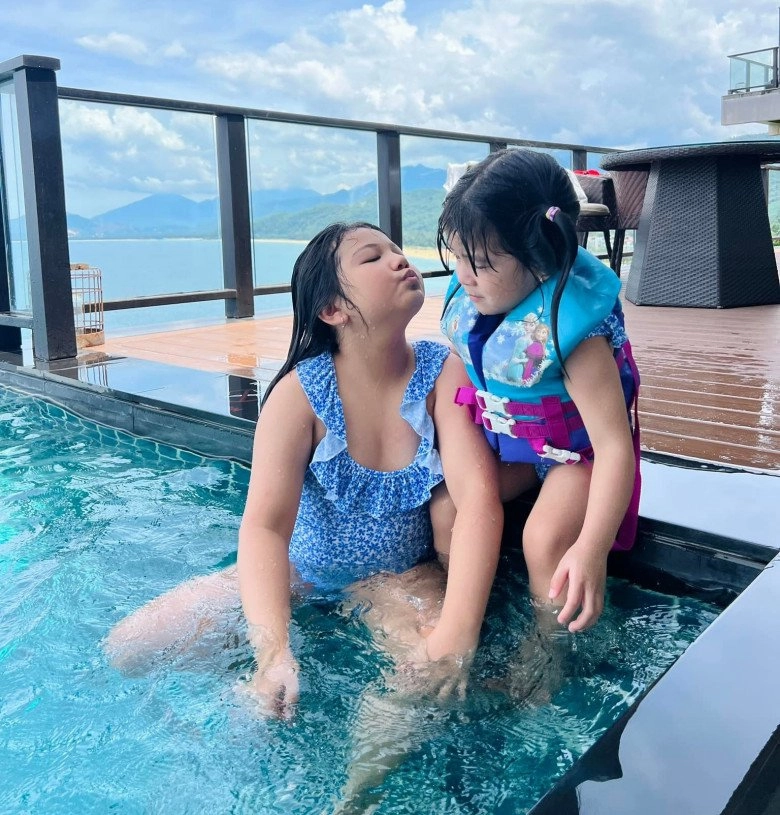 Con trai quang dũng jennifer phạm vui đùa hết cỡ cực thân thiết với em gái cùng mẹ khác cha - 6