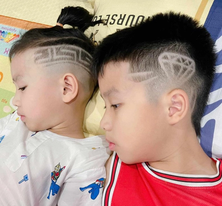 Con trai út ốc thanh vân cắt tóc sau nhiều năm nuôi dài ngang lưng cậu cả nhuộm đầu vàng rực - 1