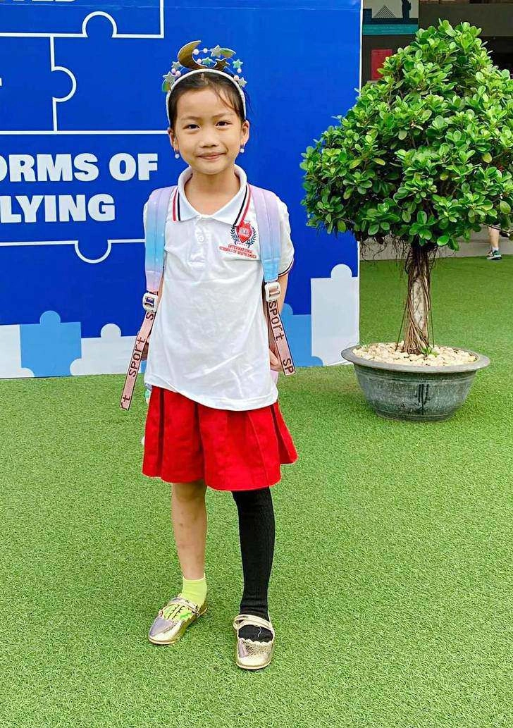 Con trai út ốc thanh vân cắt tóc sau nhiều năm nuôi dài ngang lưng cậu cả nhuộm đầu vàng rực - 9