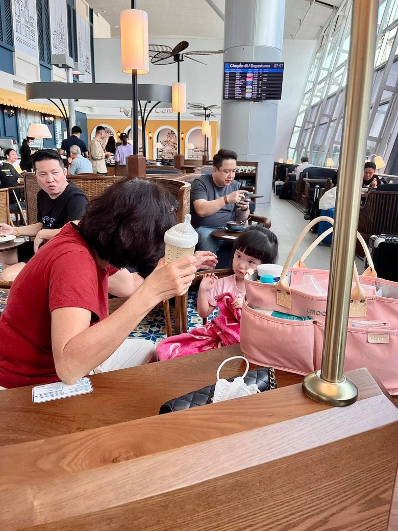 Con út 2 tuổi lần đầu xuất ngoại đoàn di băng bao trọn gói đưa 3 bảo mẫu đi cùng - 6