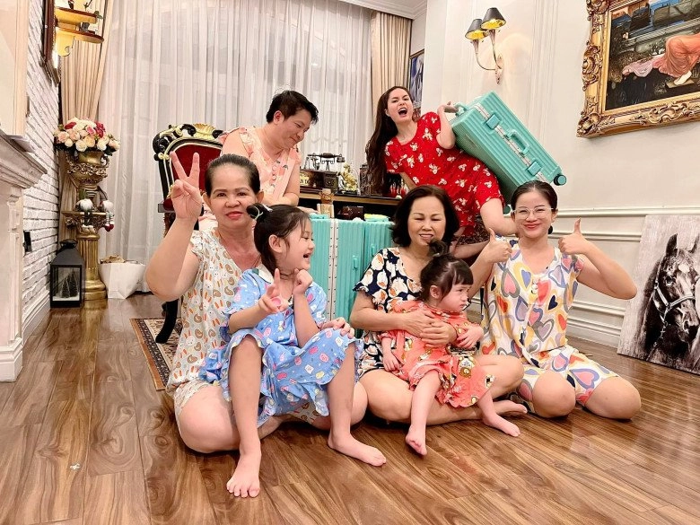 Con út 2 tuổi lần đầu xuất ngoại đoàn di băng bao trọn gói đưa 3 bảo mẫu đi cùng - 8