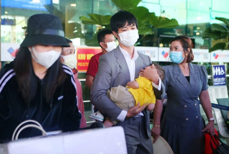 Công phượng bế con trai sang thăm gia đình quế ngọc hải cậu nhóc giống hệt mẹ viên minh - 2