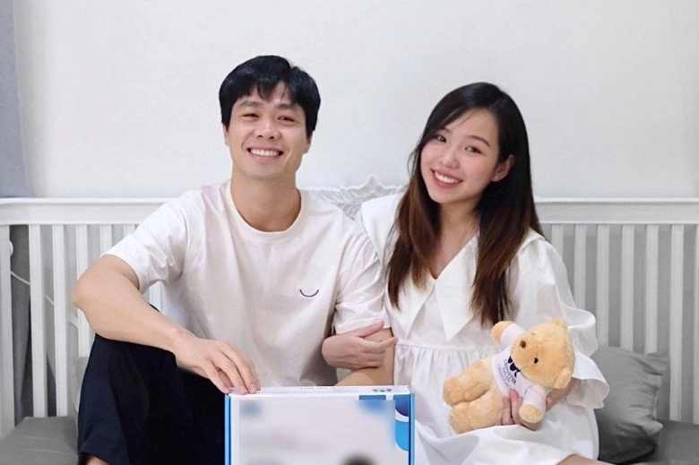 Công phượng bế con trai sang thăm gia đình quế ngọc hải cậu nhóc giống hệt mẹ viên minh - 5