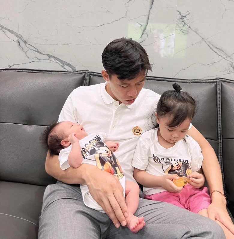 Công phượng bế con trai sang thăm gia đình quế ngọc hải cậu nhóc giống hệt mẹ viên minh - 6