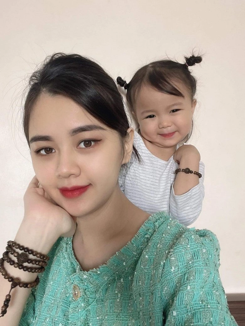 Công phượng bế con trai sang thăm gia đình quế ngọc hải cậu nhóc giống hệt mẹ viên minh - 8