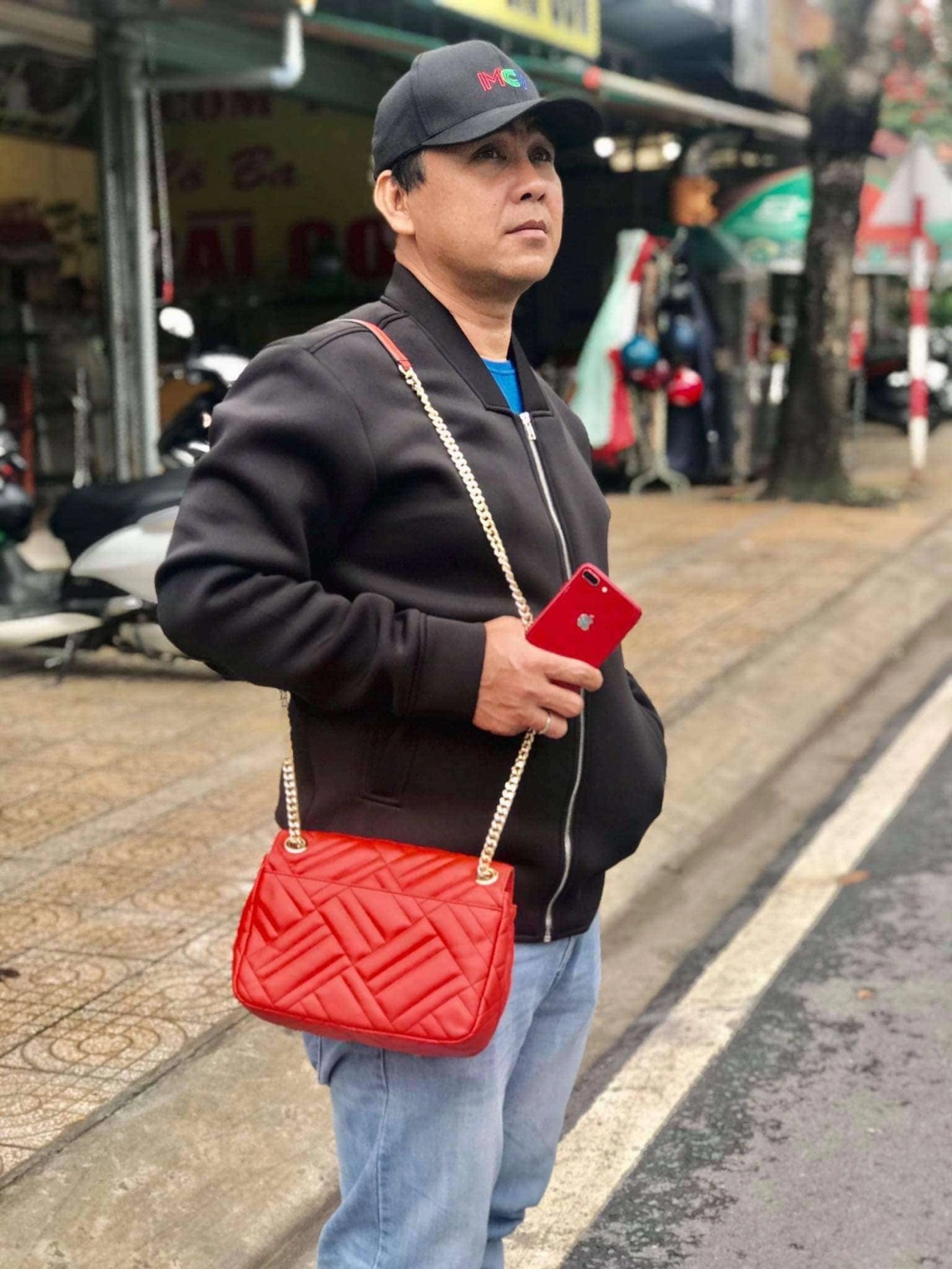 Cứ mỗi khi mc quyền linh xách túi hiệu sành điệu dân tình lại ghen tị khi biết chủ nhân thực sự - 4