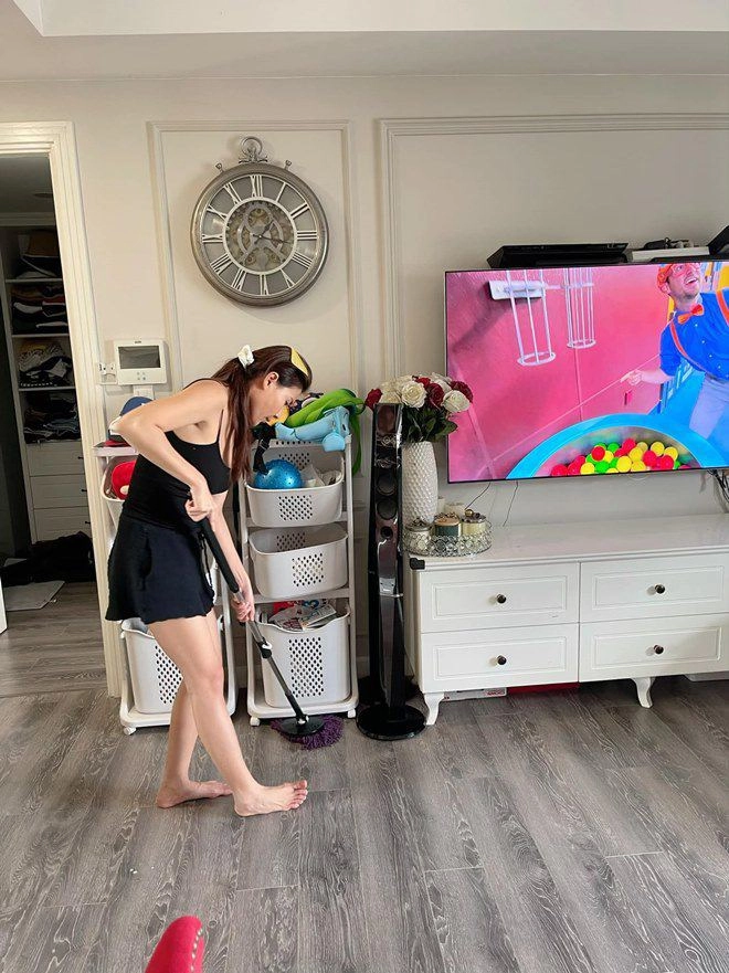 Cùng bị chồng chụp lén cảnh chăm con thúy diễm lộ dáng gợi cảm nhìn khánh thi ai cũng thương - 1
