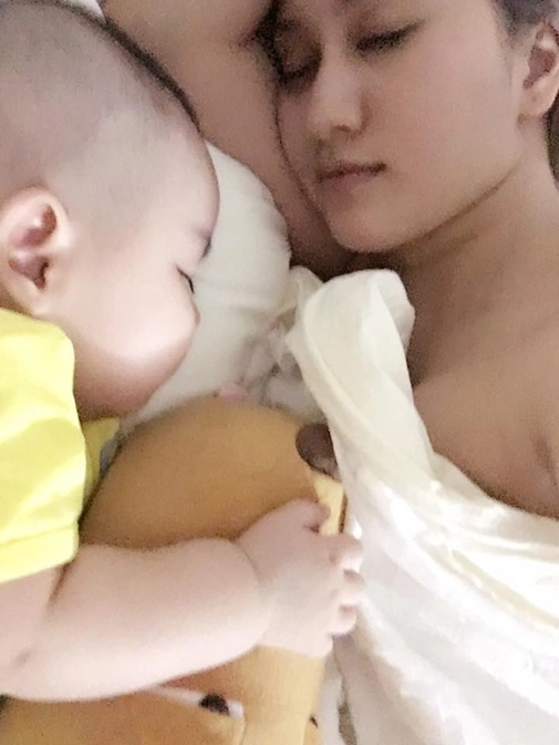 Cùng bị chồng chụp lén cảnh chăm con thúy diễm lộ dáng gợi cảm nhìn khánh thi ai cũng thương - 7