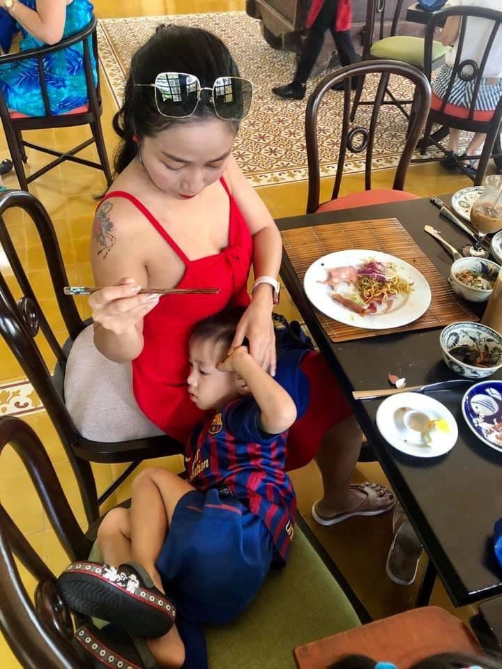 Cùng bị chồng chụp lén cảnh chăm con thúy diễm lộ dáng gợi cảm nhìn khánh thi ai cũng thương - 8