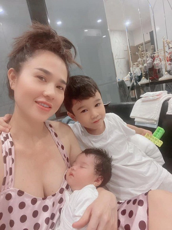 Cùng bị chồng chụp lén cảnh chăm con thúy diễm lộ dáng gợi cảm nhìn khánh thi ai cũng thương - 10