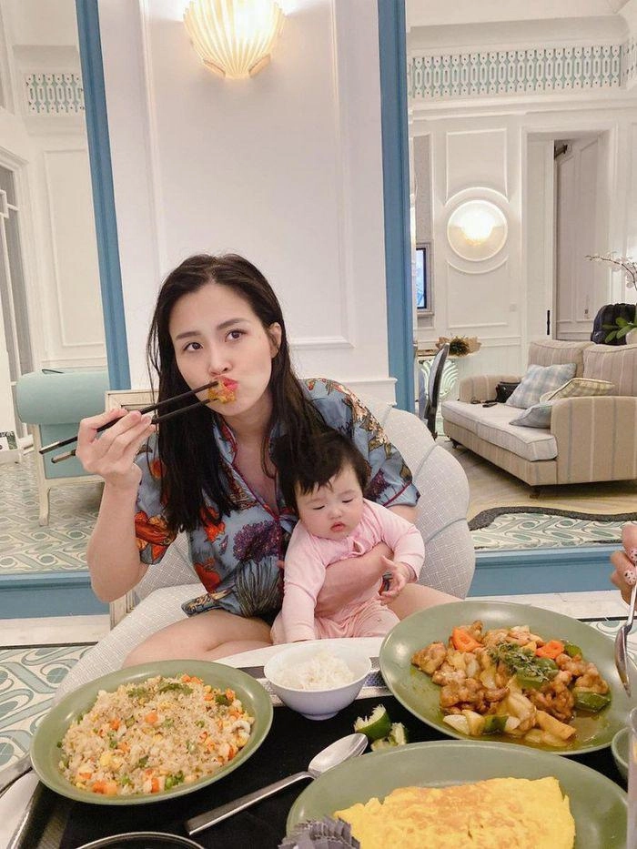 Cùng bị chồng chụp lén cảnh chăm con thúy diễm lộ dáng gợi cảm nhìn khánh thi ai cũng thương - 11