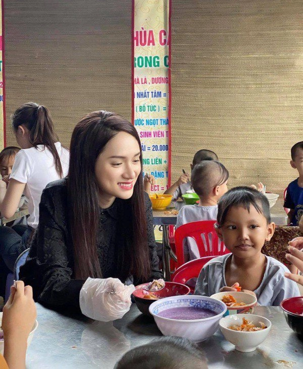 Cùng đi từ thiện hương giang giản dị đoàn di băng dát hàng hiệu vẫn tinh tế - 6