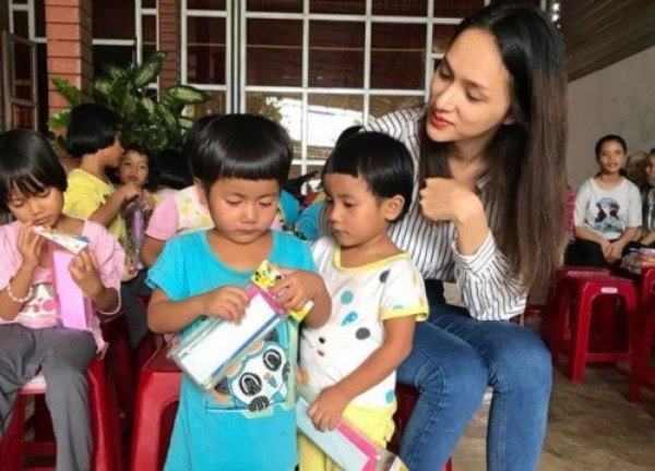 Cùng đi từ thiện hương giang giản dị đoàn di băng dát hàng hiệu vẫn tinh tế - 9