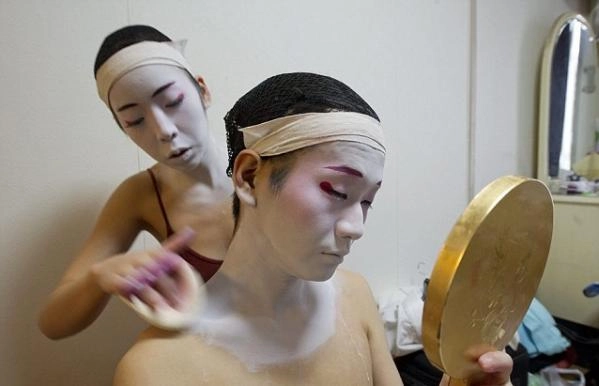 Cuộc sống của một geisha nam sau lớp phấn trang điểm - 1