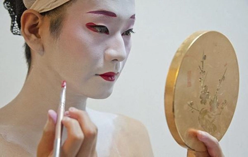 Cuộc sống của một geisha nam sau lớp phấn trang điểm - 2
