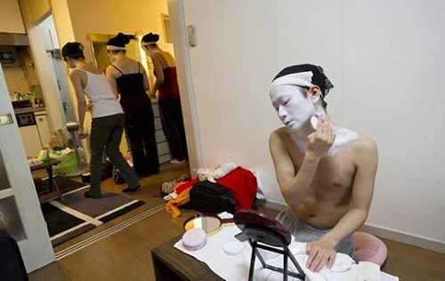 Cuộc sống của một geisha nam sau lớp phấn trang điểm - 3
