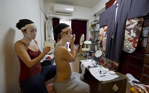 Cuộc sống của một geisha nam sau lớp phấn trang điểm - 7