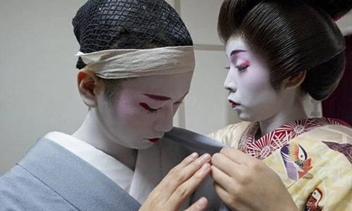 Cuộc sống của một geisha nam sau lớp phấn trang điểm - 8