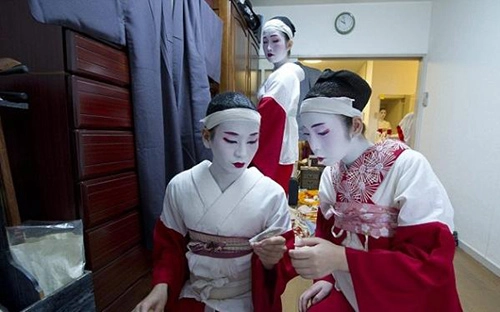 Cuộc sống của một geisha nam sau lớp phấn trang điểm - 9