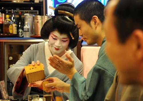 Cuộc sống của một geisha nam sau lớp phấn trang điểm - 10