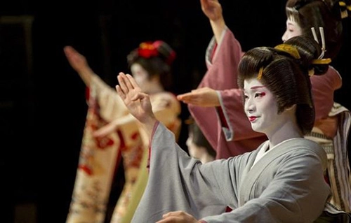 Cuộc sống của một geisha nam sau lớp phấn trang điểm - 14