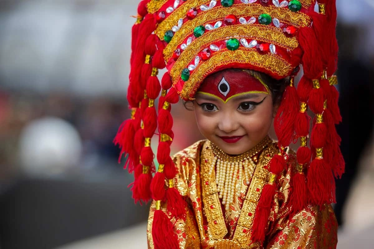 Cuộc sống kỳ lạ của bé gái sinh ra là thánh nữ đồng trinh và bi kịch khi dậy thì - 3