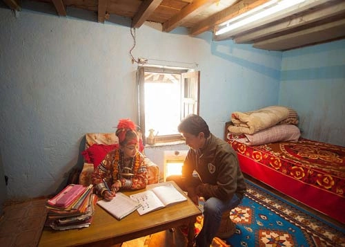 Cuộc sống kỳ lạ của bé gái sinh ra là thánh nữ đồng trinh và bi kịch khi dậy thì - 10