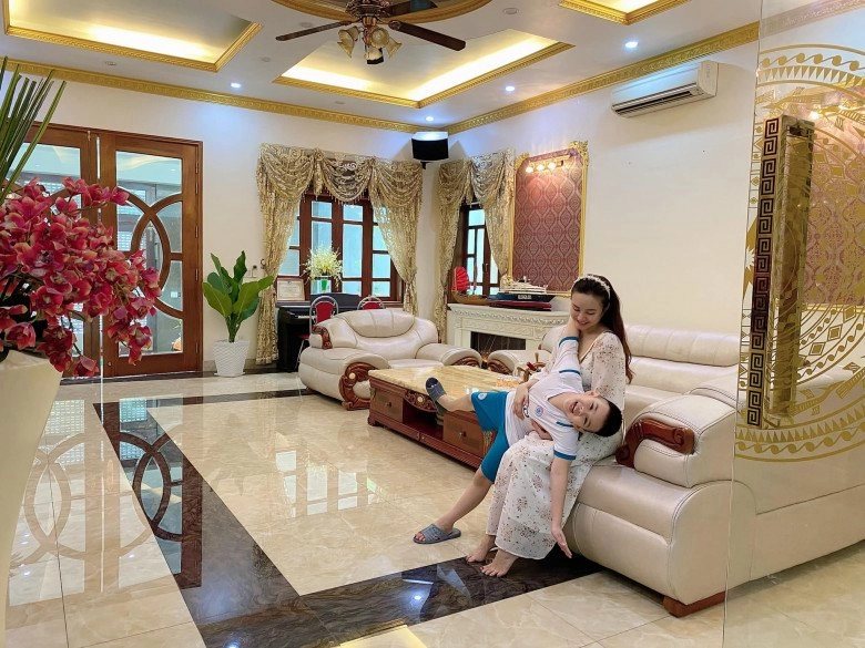 Cuộc sống sang chảnh của 3 con vy oanh trong biệt thự 3000m2 chạy mỏi chân không hết chỗ chơi - 3