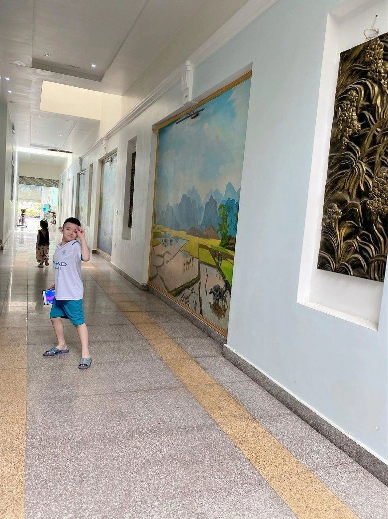 Cuộc sống sang chảnh của 3 con vy oanh trong biệt thự 3000m2 chạy mỏi chân không hết chỗ chơi - 12