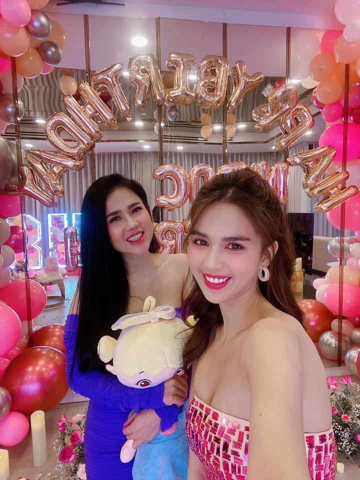 Cưới dj thích thả rông ngực cảnh bỉm sữa của chồng kém tuổi cho con ăn tắm gội vệ sinh - 3