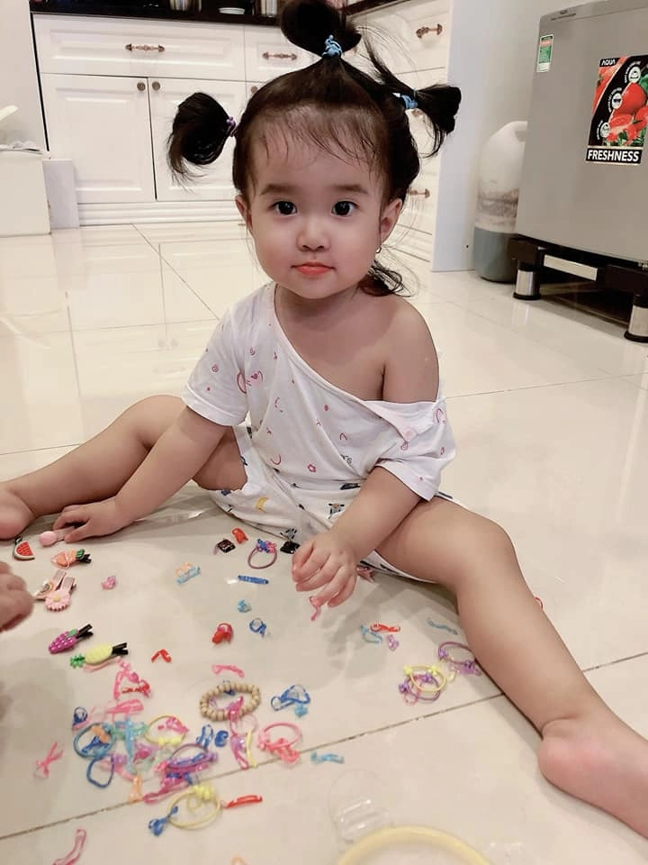 Cưới dj thích thả rông ngực cảnh bỉm sữa của chồng kém tuổi cho con ăn tắm gội vệ sinh - 5