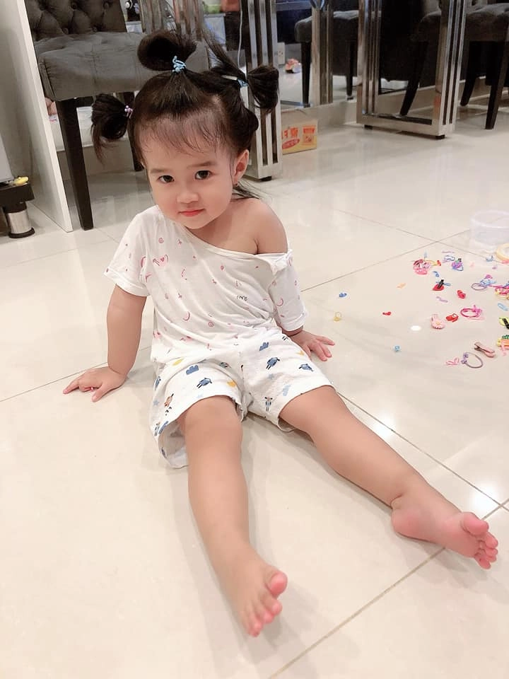 Cưới dj thích thả rông ngực cảnh bỉm sữa của chồng kém tuổi cho con ăn tắm gội vệ sinh - 6