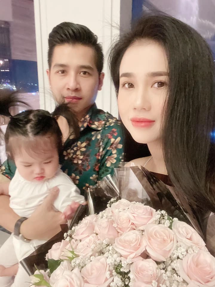 Cưới dj thích thả rông ngực cảnh bỉm sữa của chồng kém tuổi cho con ăn tắm gội vệ sinh - 9